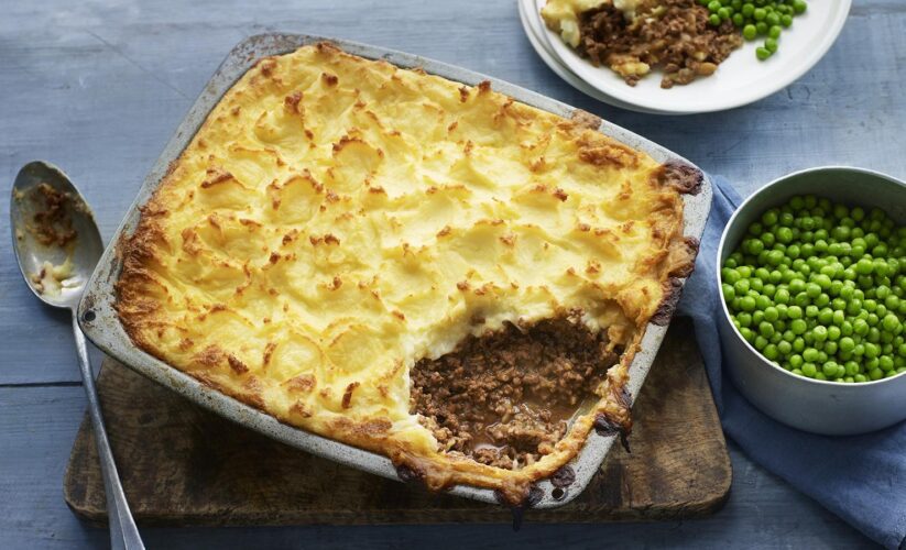 cottage pie in baking dish, homemade cottage pie, beef cottage pie, cottage pie with mashed potatoes, baked cottage pie, classic british cottage pie, hearty cottage pie, cottage pie served hot